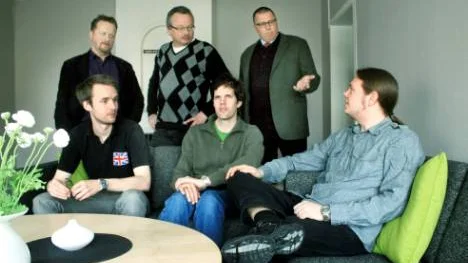 Kommunalråden Kenneth Stålnacke och Lars Törnman samt Kirunabostäders vd Tomas Eriksson träffade nöjda studenter i form av Gustav Ekdahl, Viktor af Sandeberg och Love Alm. FOTO: HANS STERNLUND