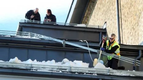 Polisens tekniker undersöker platsen för takraset i gymnasiebyn där två flickor skadades av nedfallande snömassor. Foto: pär bäckström.