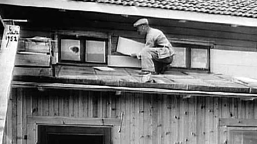 Eternitplattan såldes till hemmafixaren i tiopaket under namnet sidiplattan. Här monteras de 1951 på ett bostadshus i Västergötland. Foto: ANDERS KARLSSON