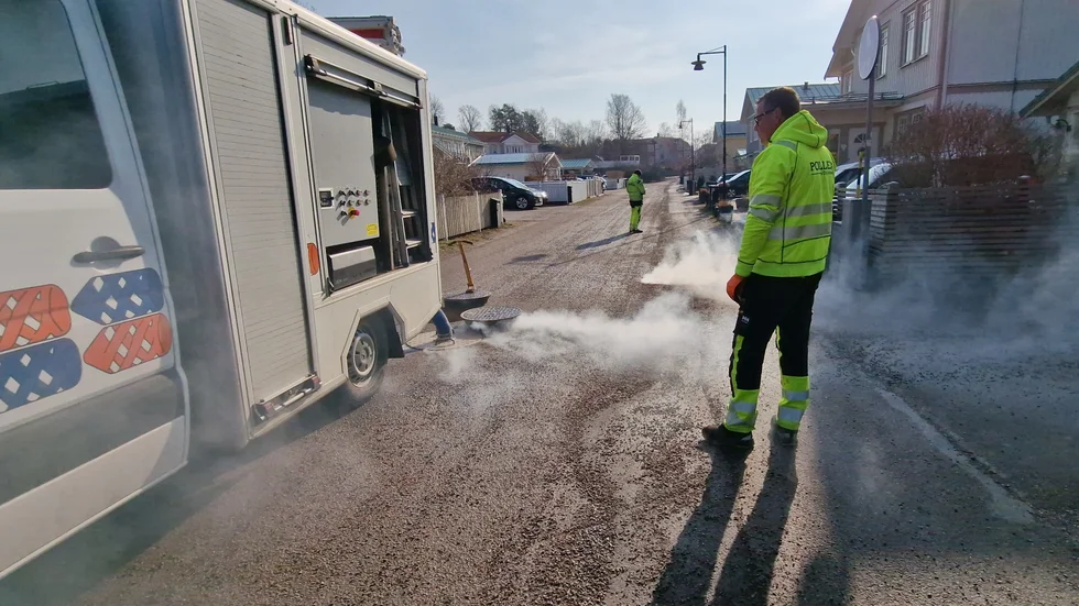 Under våren och sommaren genomförs röktester i centrala Trosa där regnvatten misstänks belasta reningsverket i onödan.