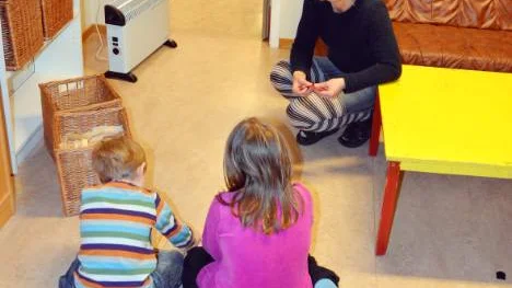 Förskollärare Stina Nyqvist och barnen fryser i förskolebarnens lokaler på Hedens skola." Något måste göras åt kalldraget. Värmeelement är ingen lösning utan felet måste åtgärdas."FOTO: Lena Leffler