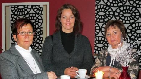 I torsdags besöktes Gällivare av Veronica Palm, socialdemokraternas talesperson i bostadsfrågor, här flankerad av Lena Lindberg, ordförande SAP, Gällivare och Birgitta Larsson, (S), vice kommunalråd.FOTO: John Filipsson