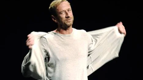 Per Holknekt berättade öppenhjärtigt om sitt brokiga och mångskiftande liv i ett improviserat och känslosamt föredrag i Luleå.