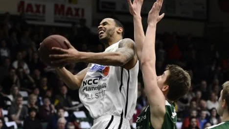 Ketith Ramsey, Marcus Relphorde och LF Basket var helt utan chans i Täljehallen i den första SM-semifinalen och förlorade med 32 poäng.