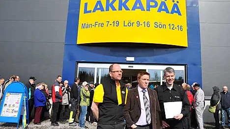 Varuhuset LaakapÃ¤Ã¤ slÃ¥r upp portarna till sitt nya varuhus i GÃ¤llivare. Tomas Alamaa, vd fÃ¶r varuhuset, Tommy NystrÃ¶m, kommunalrÃ¥d (S) och Jukka LakkapÃ¤Ã¤, fÃ¶retagets grundare.