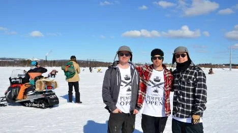 Tobias Larsson, Fredrik Tegebro och Markus Lemke anordnade pimpeltävling i Barnhemsviken på påskdagen.