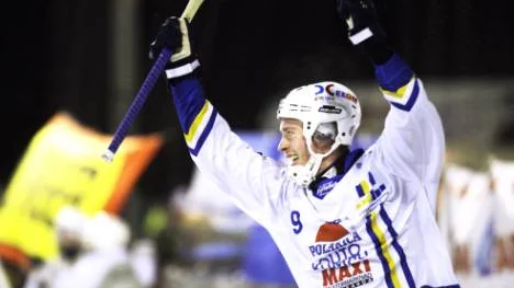 Finske landslagsspelaren Antti Ekman gör comeback i HT Bandy. I går skrev han på för klubben, precis som Pekka Hiltunen, Daniel Sandberg och Mathias Stenman.