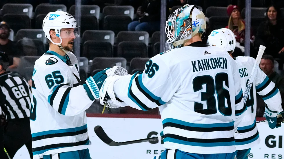 San Joses Erik Karlsson firar segern över Arizona, och sina fyra poäng, med målvakten Kaapo Kahkonen.