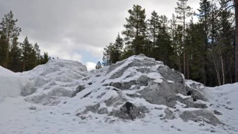 En snötipp i skogen som innehåller glaskross och avfall från kommunens gator.FOTO: Marie Ridderström