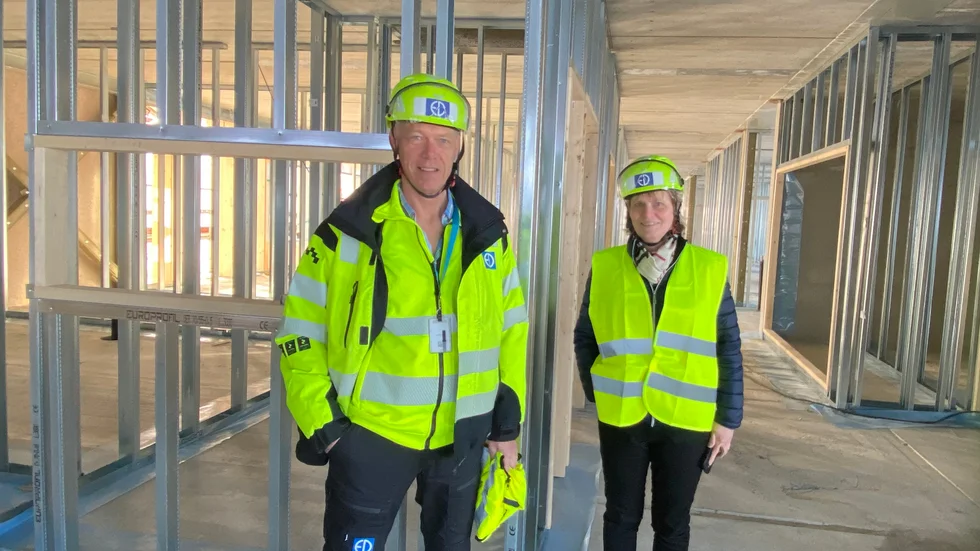 Gunnel Olah, enhetschef och Mikael Larsson, platschef, ED-Bygg visar runt i tillbyggnaden till Hällestadgården. Invigningen beräknas ske i början av 2024.