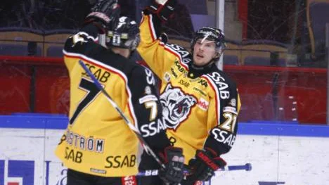 Hetast i Luleå just nu? Finländske Toni Koivisto som svarade för två av lagets                                     tre mål när Linköping besegrades med 3-1 på bortais. Jan Sandström gratulerar.