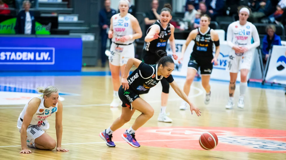 Brooke Mccarty-Williams stal flera bollar högt upp i banan från Östersund-försvararna.