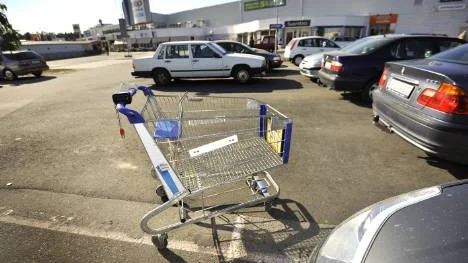 Här på Coop Forums parkering greps det sällskap som hade 14-åringen med sig. En månad efter gripandet kan NSD avslöja att tre rumänska medborgare misstänks för människohandel.FOTO: KURT ENGSTRÖM