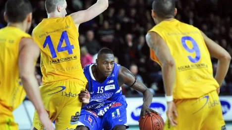 Tvärstopp för LF. Trots ledning med 15 poäng långt in i matchen föll  Tyrone Levett & Co tungt efter förlängning mot Solna.