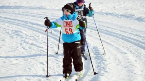 Noah Timander, klass 1C på Luossaskolan, kämpar mot mål. Hur kompisen bakom hittar rätt i spåren kan man fundera på.FOTO: HANS STERNLUND