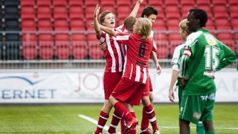 Johan Zingmark kvitterade till 1-1 på straff och kramades om av                             sina lagkamrater.