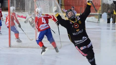 Daniel Bergström jublar efter att ha gjort mål på Västanfors i den första kvalmatchen. Men jublet fastnade i halsen på Karlsborgsspelarna när hemmalaget vann den andra matchen.