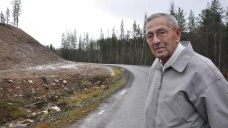 "Jag är tacksam för att Trafikverkeket lyssnade på oss. Nu är vägen mycket bättre med siktschakt och breddade vägrenar," säger                                 vägkämpen Verner Fredriksson.FOTO: Marie Ridderström
