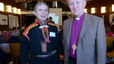 Johannes Marainen, Samerådet, och ärkebiskop Anders Wejryd diskuterade hur Svenska kyrkan ska bereda mer plats för samiskt liv, andlighet och kultur i sin verksamhet.FOTO: Maria Unga