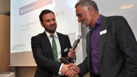 Luleåbon Tobias Lindfors, verkställande direktör för Student consulting, skakar hand med Thomas Ahrens, grundare av konsultföretaget Ahrens.