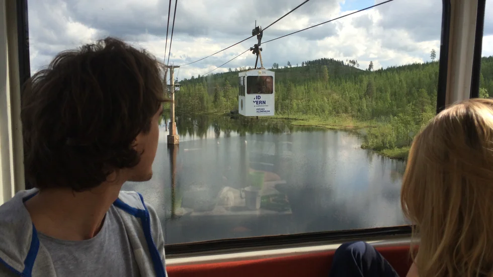 Efter halva sträckan mötte man dem som stigit på vid den andra stationen. Kabinerna byggdes av de tidigare linbanearbetarna och rymde fyra vuxna. I varje kabin fanns ett bord med en karta över sträckan, samt en potta… 