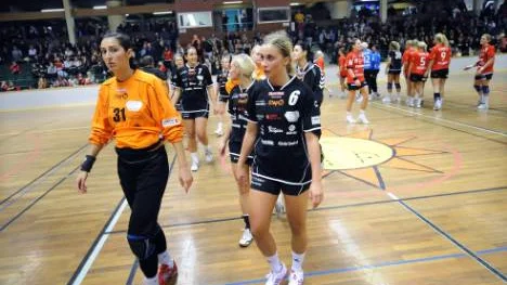 Fuck. Simona Strungaru, Emmy Nordmark och resten av Boden Handboll marscherar av planen efter den bittra premiärförlusten i allsvenskan.