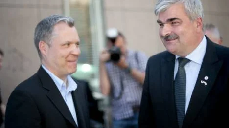 Finans- och statsministerkandidaterna Tommy Waidelich och Håkan Juholt får ett kamratligt råd från Peeter-Jaan Kask i dagens NSD-ledare.