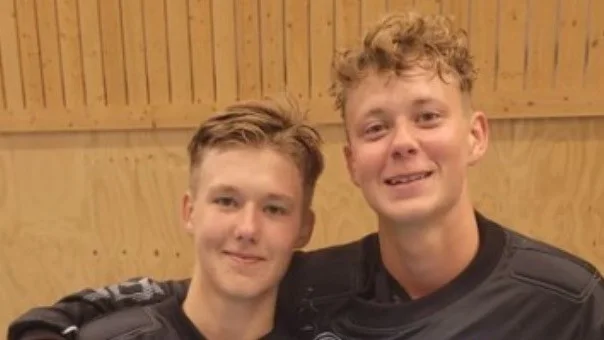 Bröder och målvakter som vaktar målet i var sitt lag på JSM-slutspelet i helgen: Eskil och Axel Adebrink från Vagnhärad.
