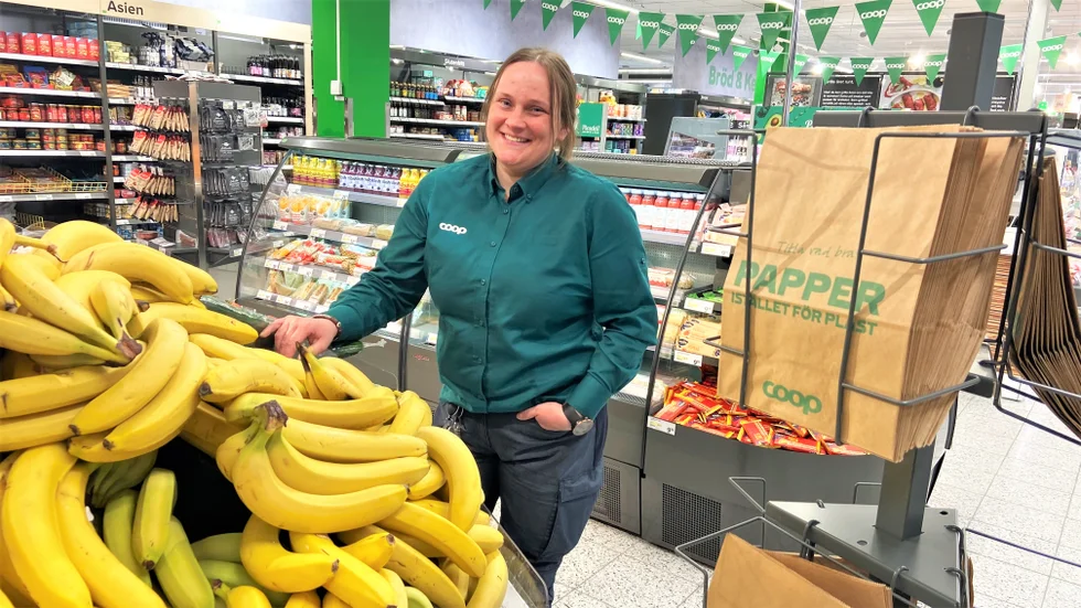 Ida Ylipää är butikschef för Kirunas nyaste Coop-butik. Hon har många års butikserfarenhet och ser stor skillnad på attityden till plast. Bananer är ett exempel på en frukt som nästan alltid las i tunna plastpåsar tidigare men som nu åker oinpackat på kassabandet. 