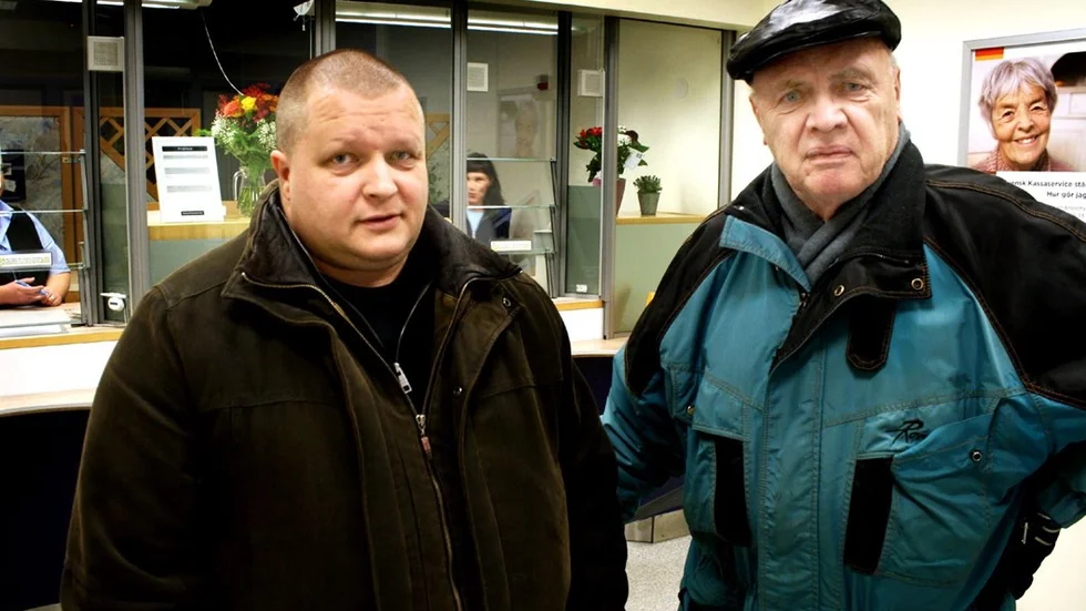 Företagaren Thomas Farelind och pensionären Torsten Lundgren hörde till de allra sista kunderna vid Svenska kassaservice i Norrbotten. I går stängde kontoret även i centrala Kiruna.
FOTO: HANS STERNLUND