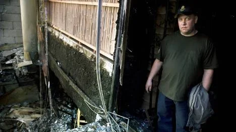 Ägaren Håkan Andersson inspekterar förödelsen efter den anlagda branden i maj. Nu är lokalerna renoverade och restaurangen öppnar igen på fredag. FOTO: Kurt Engström