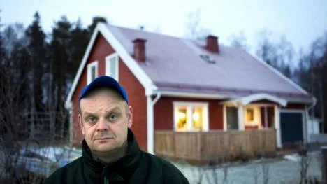 "Jag läste i tidningen att poliserna hade friats. Vad är försummelse om inte det som hände här är det?", frågar sig Roger Backeblad framför familjens hus.FOTO: Kurt Engström