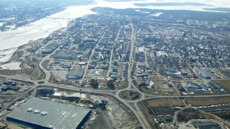 Den planerade muddringen av älvmynningen  i Haparanda håller inte måttet. Djupet räckter inte till, hävdar lotsen Lennart Sundqvist och Mikael Rönnbäck, Luleå bogserbåtsaktiebolag.Foto: magnus pehrsson