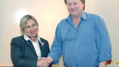 "Nu är vi överens", säger Linda Ylivainio, kommunalråd när hon skakar hand med Ekfors krafts vd Mikael Styrman. FOTO: linda danhall