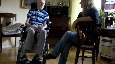 Ingvar Sundberg lider av grav afasi och har mycket svårt att förstå text och tal, enligt logopeder. Han är styvpappa till Anna Nilssons mamma. Anna Nilsson, som  jobbar med ekonomi, är också Ingvars gode man. FOTO: FREDRIC LUNDQVIST