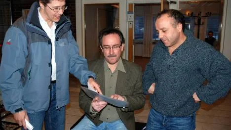 Reinhold Fredrixon, Håkan Nyman och Michel Mebarki ser över förslaget till utredningsuppdrag med adress skolchefen Monica Westman ännu en gång.FOTO: Lotta Nilsson