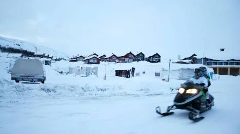 Thomas Farelind lämnar över stafettpinnen till Per- Erik Niva som tar över driften för stugbyn i Katterjokk. FOTO: Alexander Linder FOTO: Alexander Linder