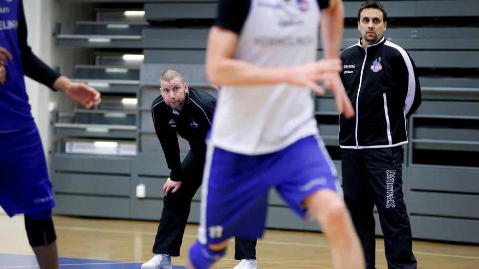 Tränartankar. BC Luleås tränarpar Peter Öqvist och ­Håkan Larsson letar en taktisk förändring som ska vända semifinalserien.