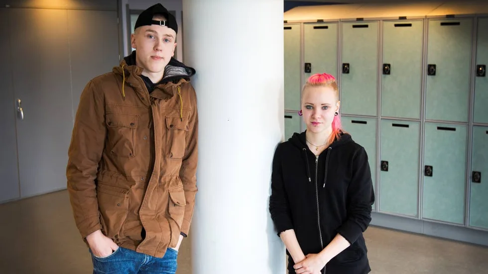 Gymnasiet. Linnéa Hedström, 17,  och Joakim Stål Larsson, 17, läser el- och energiprogrammet. Där går 90 procent pojkar och tio procent flickor. ??Foto: Elisabeth Hedman