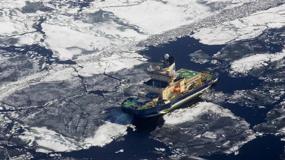 BRÖT PROMENADSTRÅKET. En isbrytare, dock inte Oden utan Piteå havsbads Arctic Explorer, bröt ställde till det för ett par som var ute och promenerade på isen i helgen.