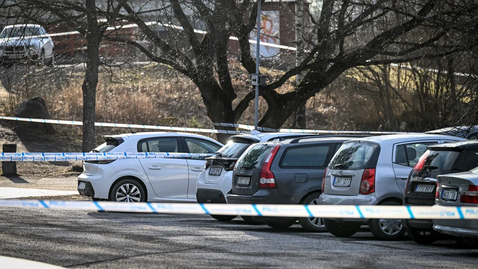 Polis på plats efter att en man i 20-årsåldern skjutits till döds på en parkeringsplats vid Rekarnegymnasiet i Eskilstuna på torsdagseftermiddagen.