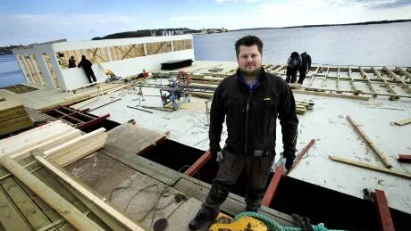 Johan Isaksson, restaurangchef på Bistro Bar Brygga, övervakar ombyggnationen av pråmen som ska bli nöjeseldorado.  FOTO: Pär Bäckström