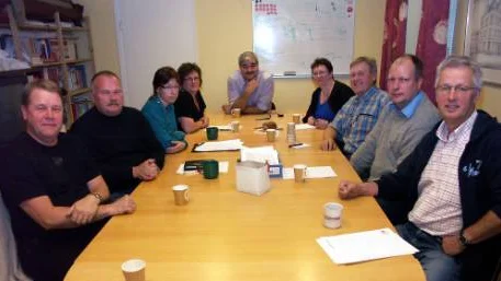 Leif Pettersson, riksdagsledamot, Christer Carlsson och Maria Bandh, kommunpolitiker, Maria Gustafsson, Seko, Håkan Juholt, biträdande partisekreterare, Britt-Marie Loggert-Andrén, kommunpolitiker, Harry Hannu,  Håkan Jansson, Officersförbundet, och Torbjörn Lidberg, gruppledare, samtalade i helgen om framtidens försvar i Norrbotten.FOTO: Lena Tegström