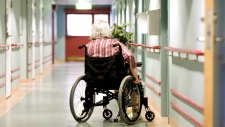 "Vi är rädda för de breda linoleumkorridorerna där vi inte längre är unika personer med ett långt livs erfarenheter bakom oss, där vardagen är grå och händelselös och där vi dör innan den fysiska döden kommer", skriver Berit Rollén och Monika Olin Wikman i boken "Vi vill inte bli gamla som äldreomsorgen ser ut idag".
