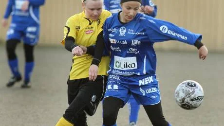 Mycket kamp och vilja var det i cupderbyt mellan Alvik och Notviken.foto: göran ström