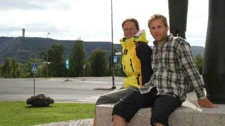 Allt fler turister väljer att besöka Kiruna under sommaren. Karin Romvall och Gunnar Höckerdal är några av dem.    FOTO: Alexander Linder