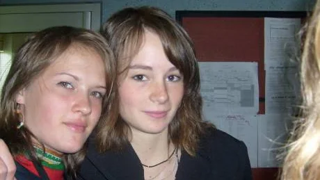 Anna-Sara Rannerud (t.v) på skolavslutning tillsammans med kompisen Linda Johansson.