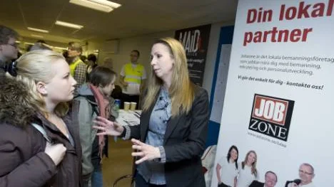 Sara Emmoth pratar med rekryteraren Rebecca Roshed Öman om lediga jobb. En ypperlig möjlighet att knyta kontakter, tycker hon.FOTO: Pär Bäckström