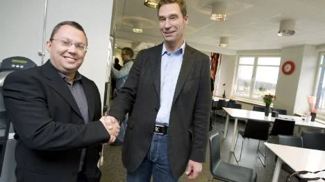 Matz Engman, till höger, hälsar Tomas Wallbing, Logica, välkommen till "vetenskapsparken" på Porsön.FOTO: Pär Bäckström