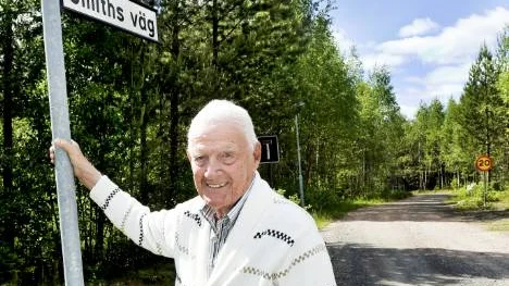 I samband med Nils Smiths 95-årsdag förra året fotograferades han vid den väg som han själv byggt och som också bär hans namn.